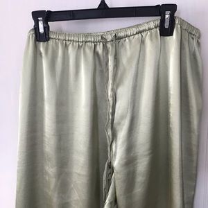 Trendy cropped satin pant
